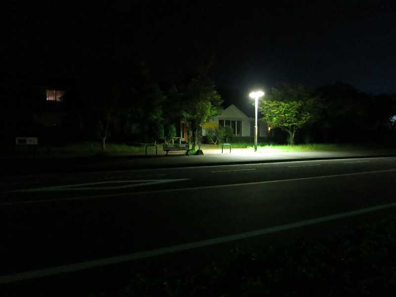 malam di bawah cahaya lampu jalan